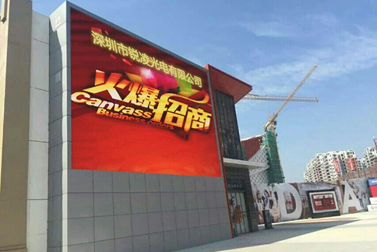 广东梅州万达广场户外全彩LED显示屏 深圳市锐凌光电点亮城市商业新地标